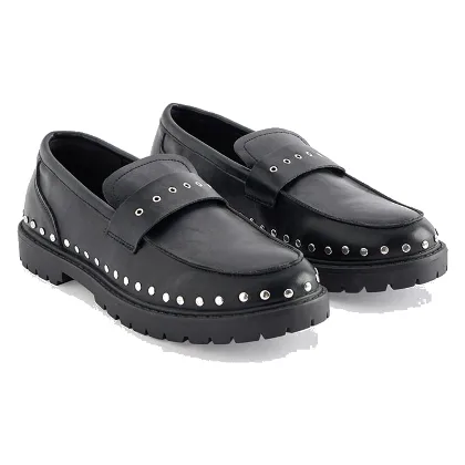 Czarne loafersy z metalowymi oczkami